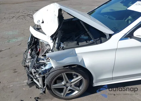 2015 Mercedes-Benz C 300 4Matic/Luxury 4Matic/Sport 4Matic z USA, uszkodzony, nr VIN 55SWF4KB1FU013315